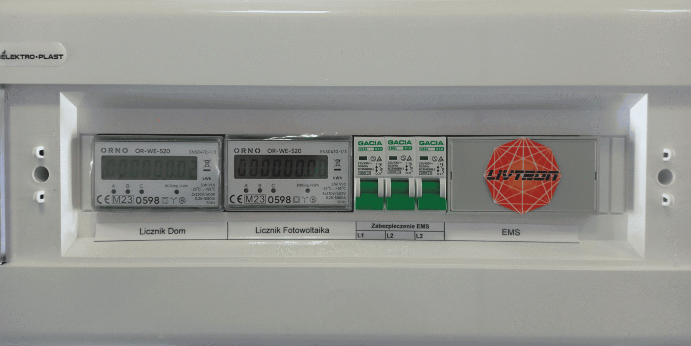 Rozdzielnia z zainstalowanym sterownikiem EMS Livtron ver1 dla małych instalacji fotowoltaicznych